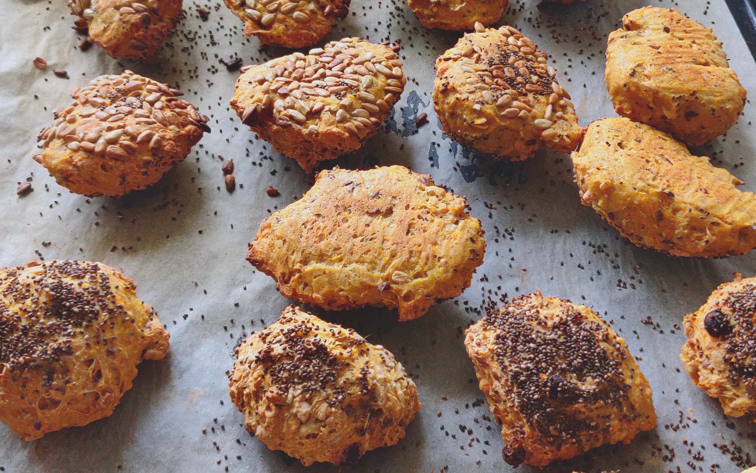 Carrot and sunflower seeds rolls