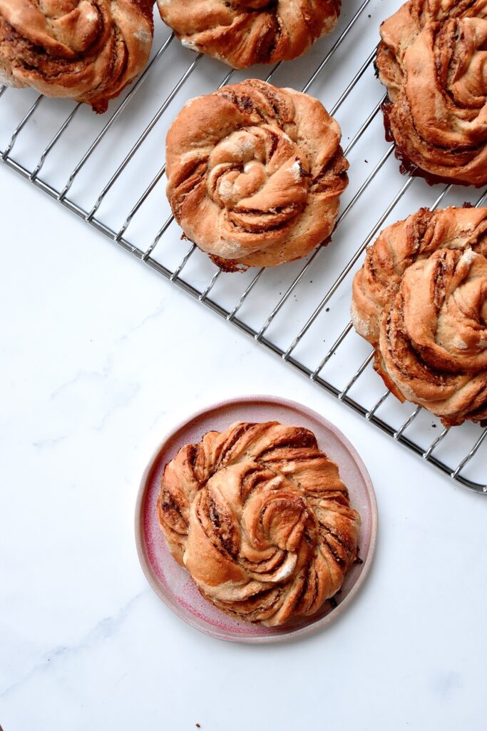 Twisted cardamom buns (vegan Swedish kardemommesnurrer) 