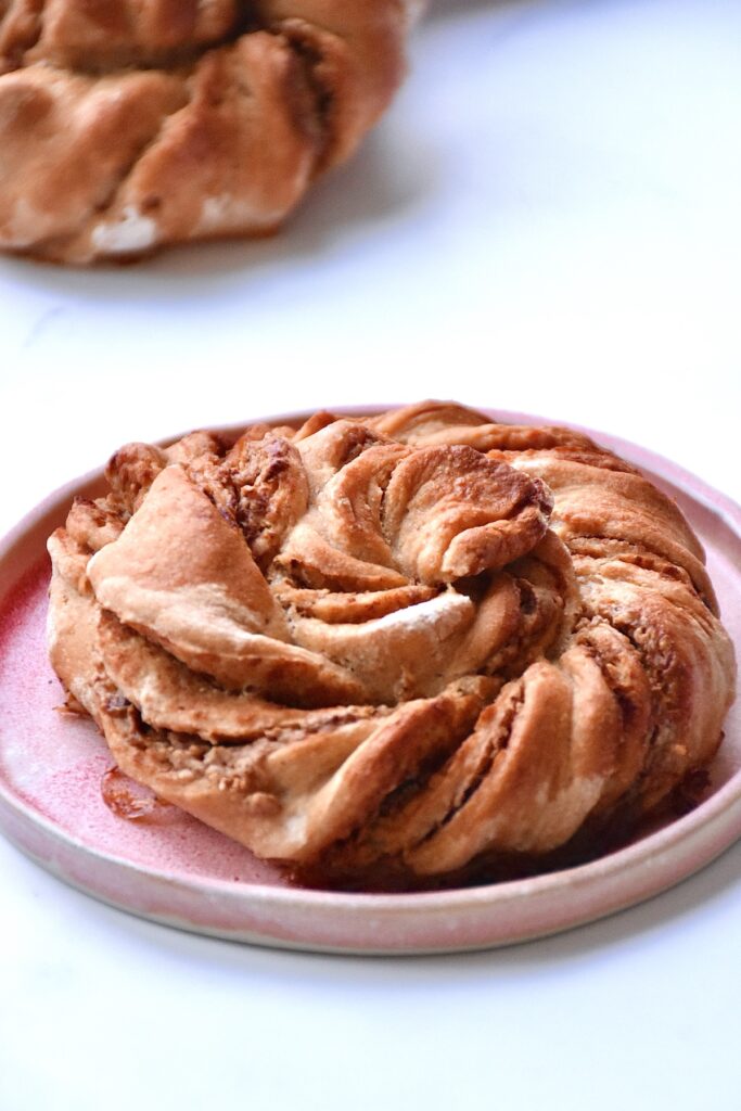 Twisted cardamom buns (vegan Swedish kardemommesnurrer)